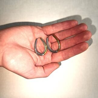 "Brincos de argola bicolor dourado e prateado em formato de gota