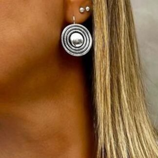 anel prateado com design de círculos étnicos